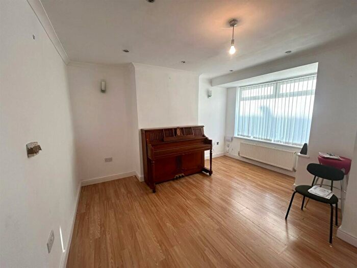 2 Bedroom End Of Terrace House To Rent In Incline Road, Oldham, OL8
