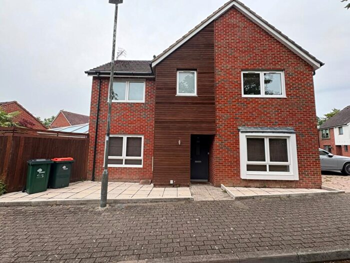 3 Bedroom Semi Detached House To Rent In Delrogue Road, Crawley, RH11