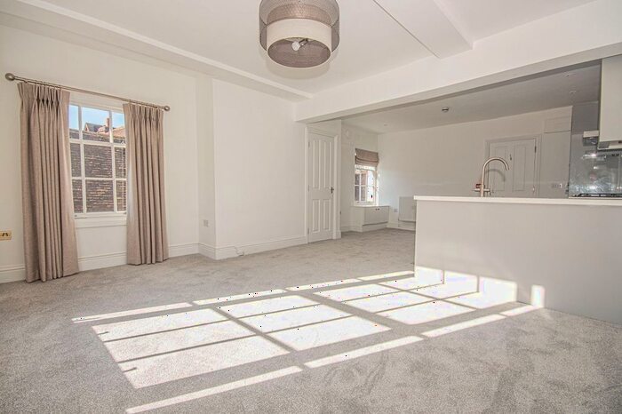 1 Bedroom Flat To Rent In High Street, Warwick, CV34