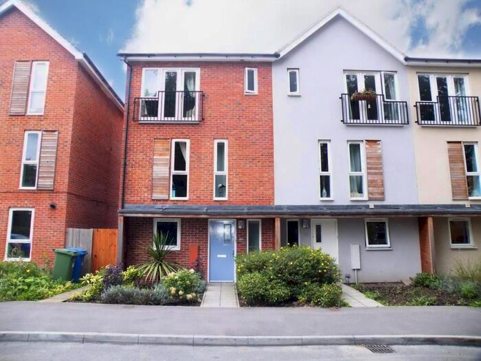 4 Bedroom Town House To Rent In Halifax Road, The Parks, Bracknell, Berkshire, RG12