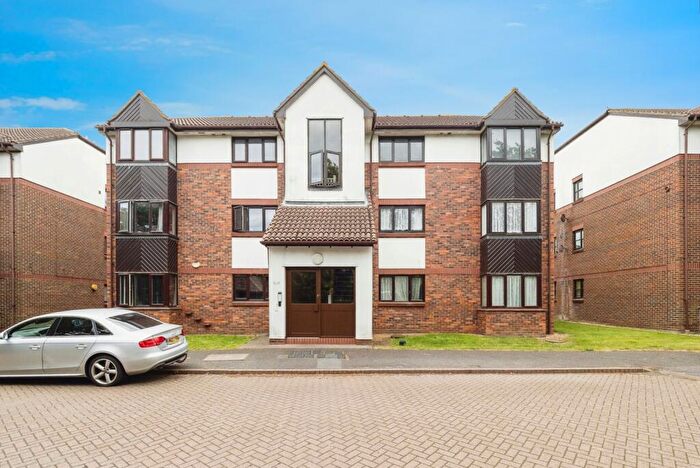 1 Bedroom Flat For Sale In Talus Close, Purfleet-On-Thames, Essex, RM19
