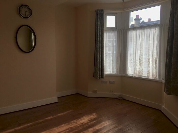 2 Bedroom Flat To Rent In Shakespeares Road, Romford, RM1