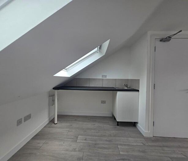6 Bedroom Semi Detached House To Rent In Welbeck Road, Harrow, HA2