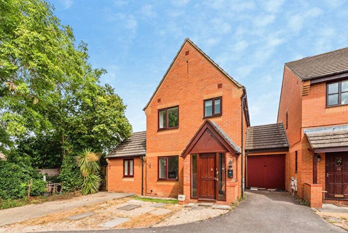 4 Bedroom Detached House For Sale In Burford Road, Carterton, OX18