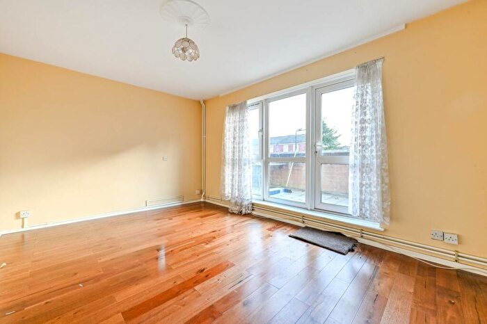 3 Bedroom Maisonette To Rent In Halesworth Close, Clapton, London, E5