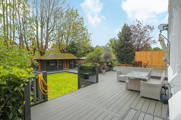 2 Bedroom Flat For Sale In Grimston Gardens, Folkestone, Kent, CT20