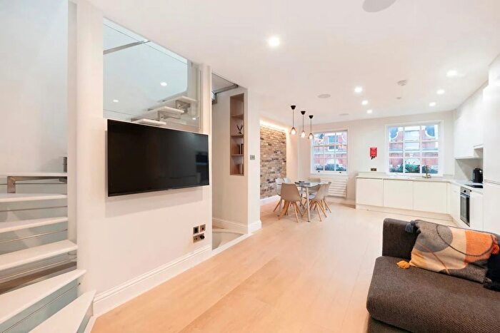 3 Bedroom Flat To Rent In Windmill Street, Fitzrovia, W1T