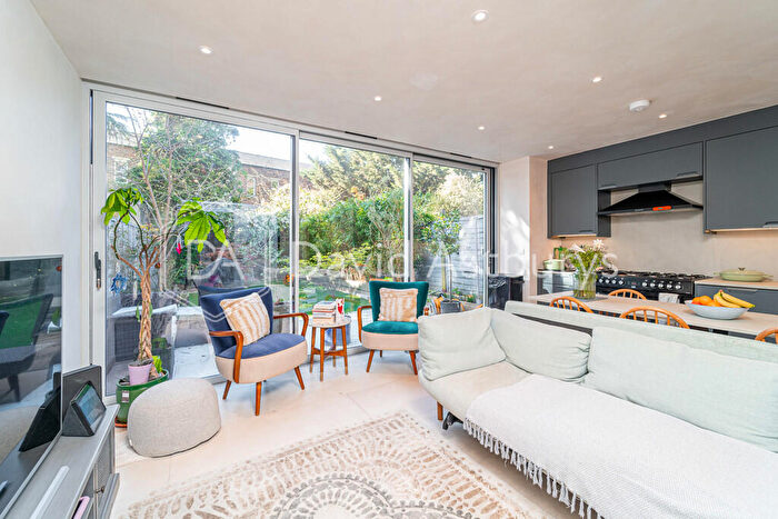 2 Bedroom Apartment For Sale In Agar Grove, Camden, London, NW1