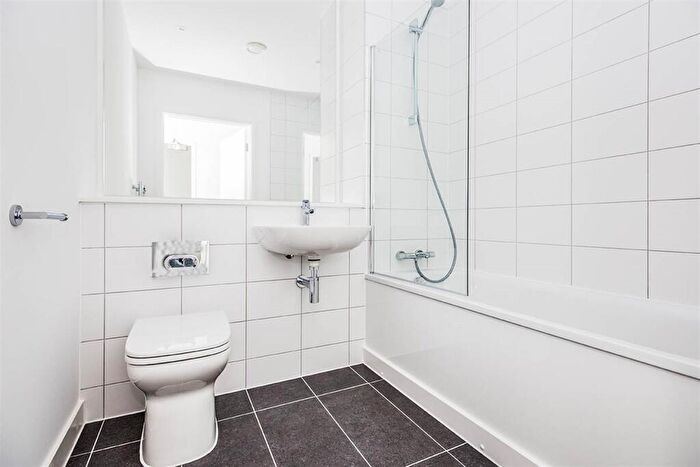 2 Bedroom Flat To Rent In Bedroom Property In Trafford Park, Manchester, M17