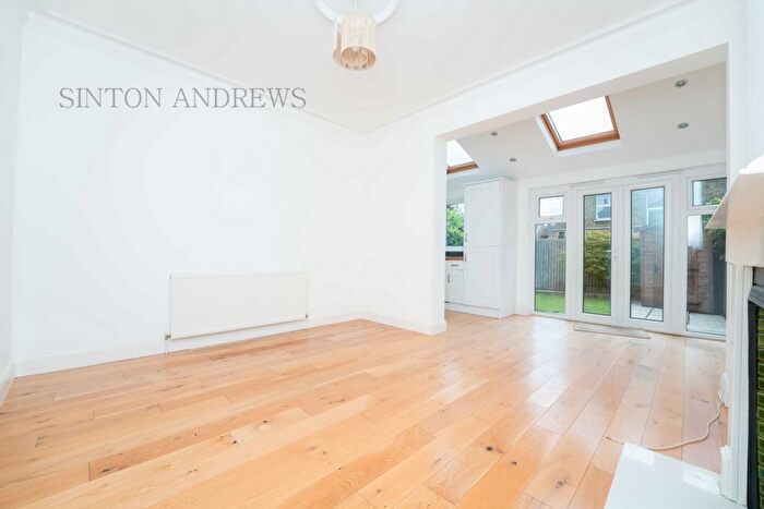 2 Bedroom Flat To Rent In Kingsley Avenue, Ealing, W13