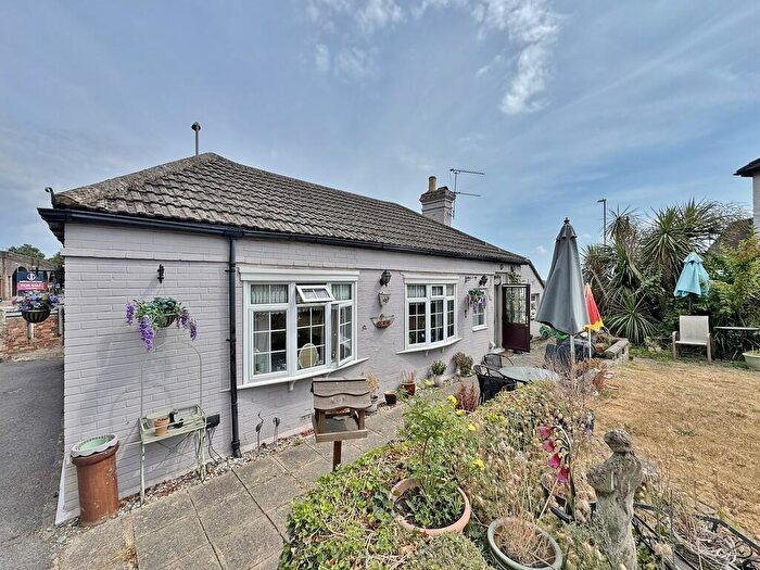 3 Bedroom Detached Bungalow For Sale In Gosport Road, Fareham, PO16