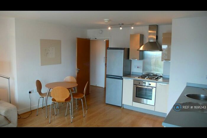2 Bedroom Flat To Rent In Slater House, Salford, M5