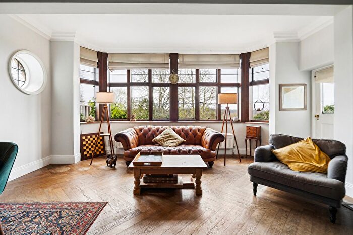 3 Bedroom Flat For Sale In Highfields, Marlow, SL7