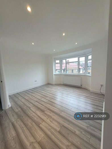 2 Bedroom Flat To Rent In Friern Park, London, N12