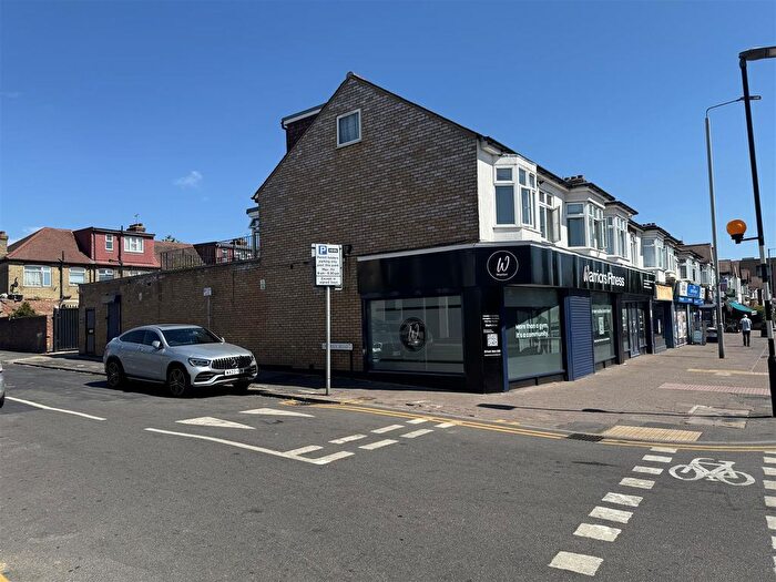 3 Bedroom Flat To Rent In Billet Road, Walthamstow, E17