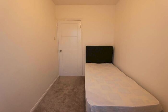 2 Bedroom Flat To Rent In Friern Park, London, N12