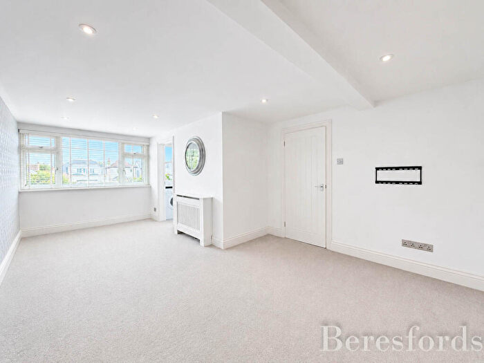 2 Bedroom Apartment For Sale In Briscoe Road, Rainham, RM13