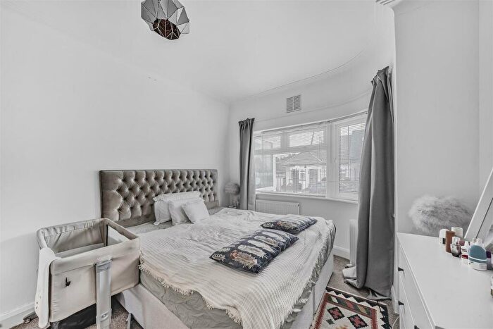 3 Bedroom Bungalow For Sale In Kinloch Drive, London, NW9