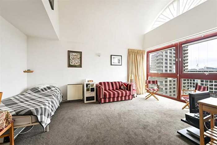 Apartment For Sale In Bryer Court, Barbican, London, EC2Y - Photo 3