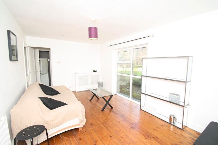 1 Bedroom Flat To Rent In Robinwood Court, Leeds, West Yorkshire, Uk, LS8