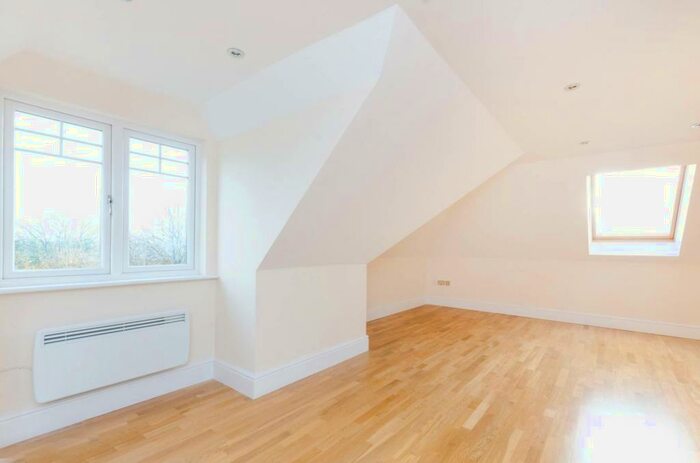2 Bedroom Flat To Rent In Claremont Avenue, Woking, GU22