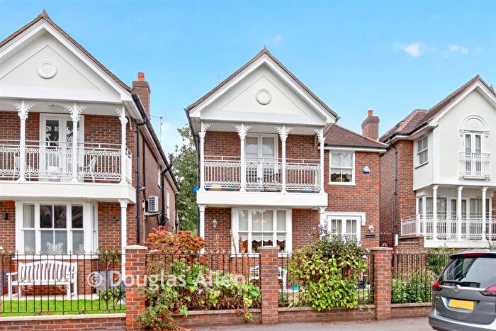 4 Bedroom Detached House For Sale In Chestnut Walk, Woodford Green, Essex, IG8
