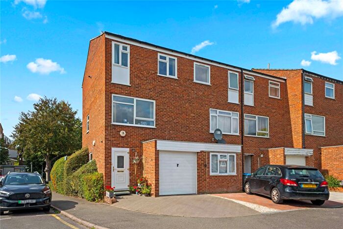 3 Bedroom End Of Terrace House For Sale In Dumbleton Close, Kingston Upon Thames, KT1