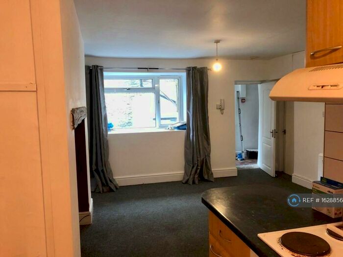 2 Bedroom Flat To Rent In Bridge Street, Newcastle Emlyn, SA38
