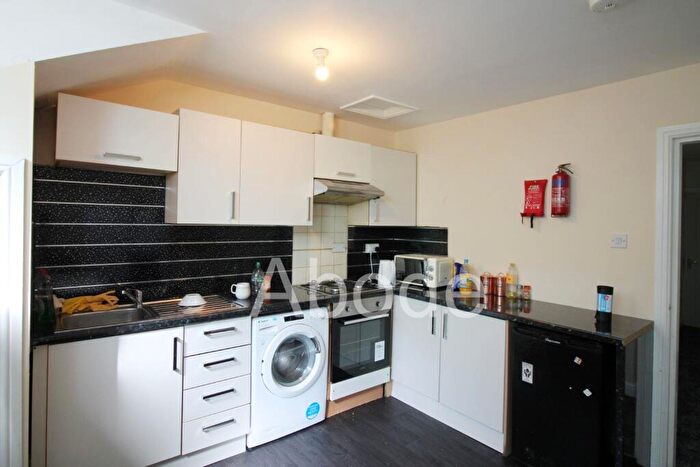 4 Bedroom Flat To Rent In Apt - Clarendon Road, Hyde Park, Leeds, LS2