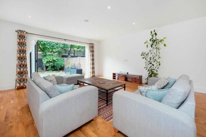 2 Bedroom Flat To Rent In Tooting Grove, London, SW17