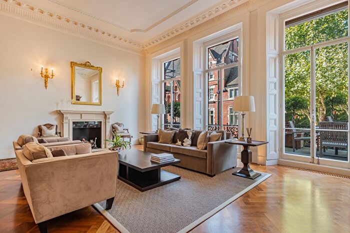3 Bedroom Flat To Rent In Cadogan Square, London, SW1X