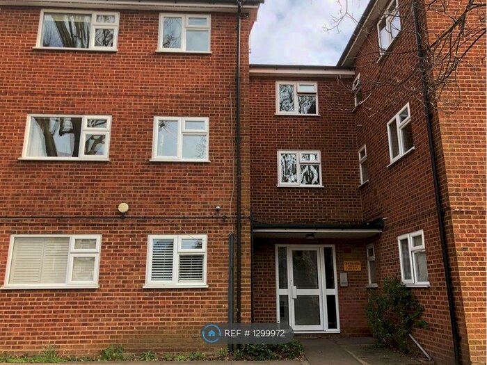 3 Bedroom Flat To Rent In Berrylands, Surbiton KT5