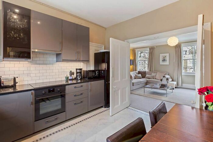 3 Bedroom Maisonette To Rent In Cambridge Gardens, North Kensington, London, W10