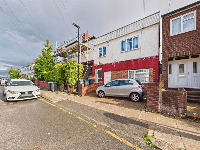 2 Bedroom Flat For Sale In The Avenue, London, N17
