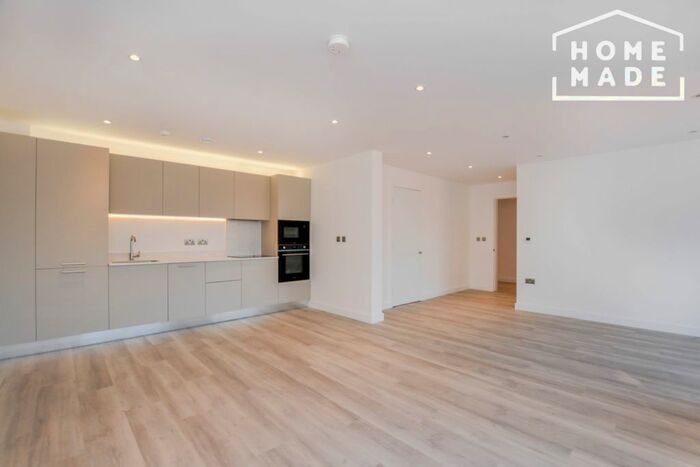 3 Bedroom Flat To Rent In Stiles West, East Rd, London, SW19