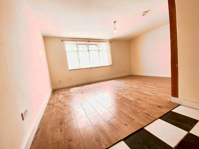 1 Bedroom Studio To Rent In Kings Road, London Colney, St Albans, AL2