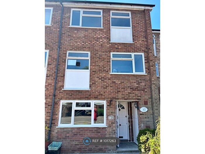 4 Bedroom Semi-Detached House To Rent In Ashdon Close, Woodford Green, IG8