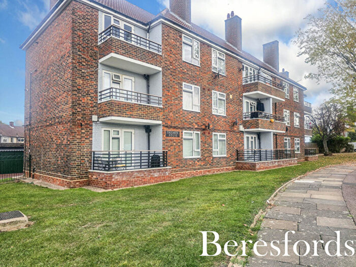 1 Bedroom Apartment For Sale In Talgarth House, Kingsbridge Circus, RM3