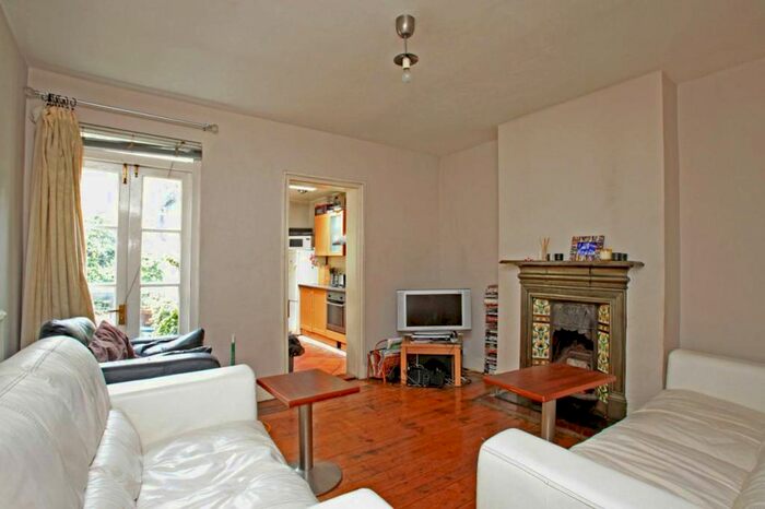 3 Bedroom Flat To Rent In Tooting Bec Road, Tooting, SW17