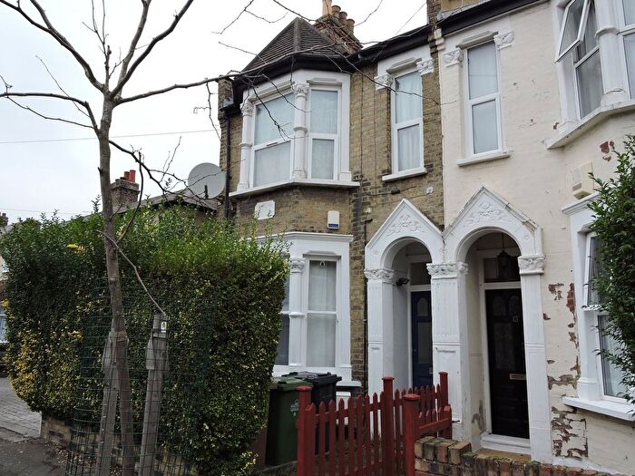 1 Bedroom Maisonette For Sale In Scholars Road, Chingford, E4