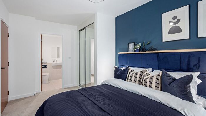 2 Bedroom Flat For Sale In Longwater Avenue, Reading, RG2
