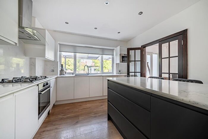4 Bedroom End Of Terrace House For Sale In Eastbury Avenue, Enfield, EN1