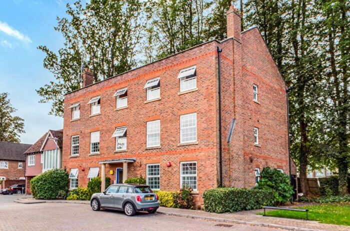 2 Bedroom Flat To Rent In Spring Close, RH11