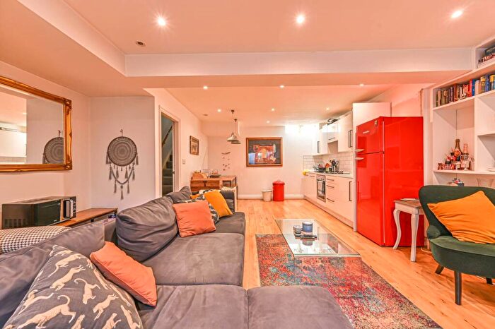 3 Bedroom Flat To Rent In Railton Road, Herne Hill, London, SE24