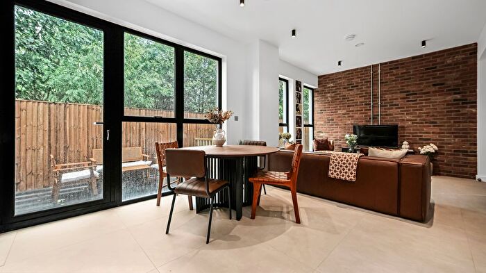 2 Bedroom Flat For Sale In Lemna Road, Leytonstone, E11