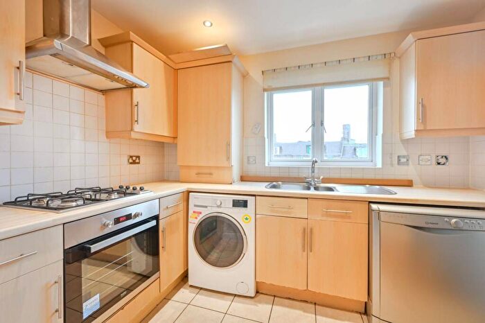 2 Bedroom Flat To Rent In High Road, Harrow Weald, Harrow, HA3