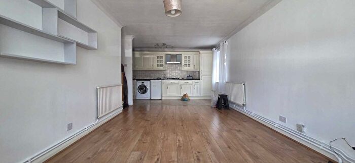 2 Bedroom Flat To Rent In Old Station Road, Hayes, UB3