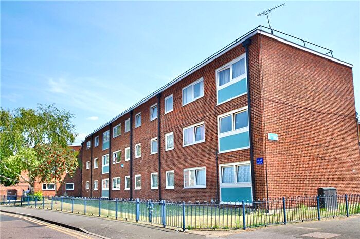 3 Bedroom Flat For Sale In Harts Lane, Barking, Essex, IG11