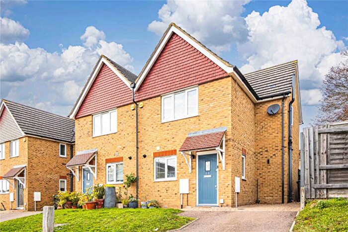 3 Bedroom Semi Detached House For Sale In Sempill Road, Hemel Hempstead, Hertfordshire, HP3