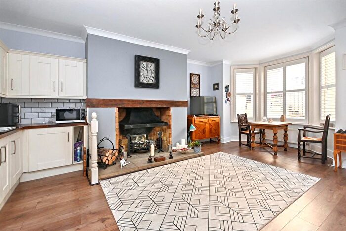 2 Bedroom Flat For Sale In Lascelles Terrace, Eastbourne, BN21
